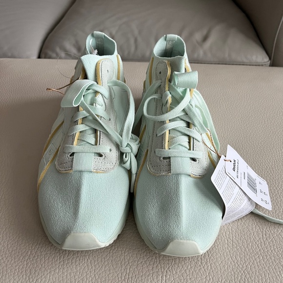 NWT - Reebok x Victoria Beckham Men’s Bolton Low Storm Glow - EU 42.5/US 9.5 - Picture 2 of 8